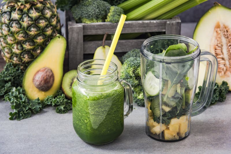Smoothie suivant un régime de detox vert photographie stock Smoothie suivant un régime de detox vert photographie stock