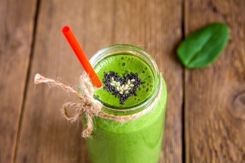 Smoothie verde con el corazón de semillas imagenes de archivo Smoothie verde con el corazón de semillas imagenes de archivo