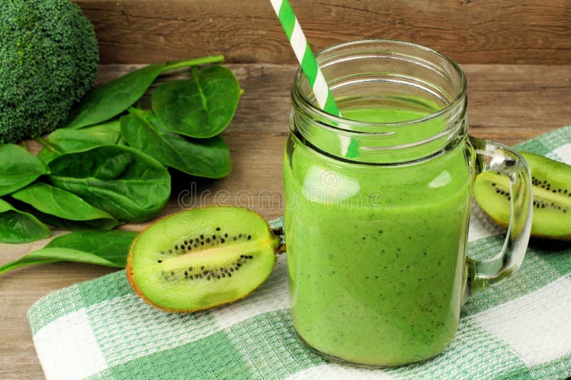 Smoothie verde con espinaca y el kiwi foto de archivo libre de regalías Smoothie verde con espinaca y el kiwi foto de archivo libre de regalías