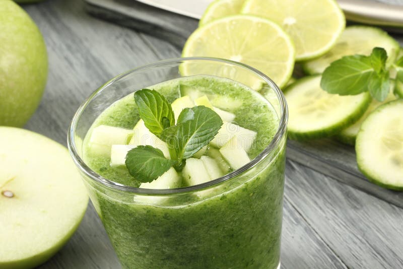 Smoothie vert photographie stock libre de droits Smoothie vert photographie stock libre de droits