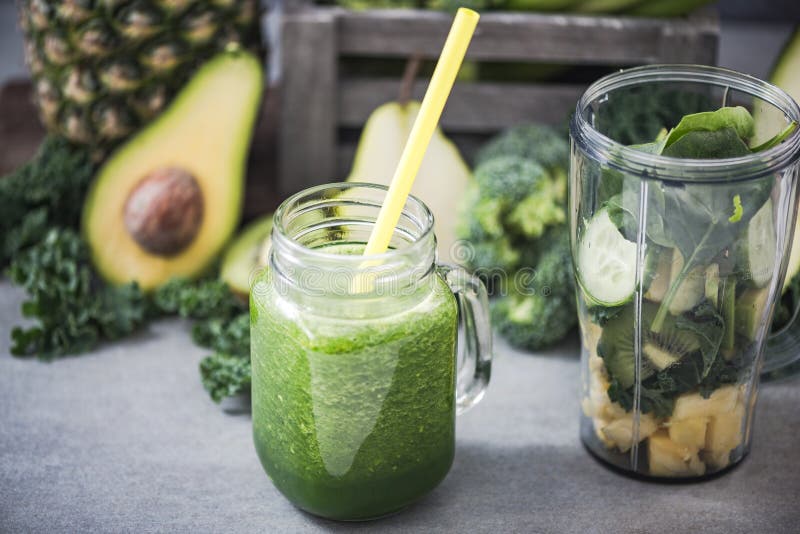 Smoothie vert avec des ingrédients dans le mélangeur photo stock Smoothie vert avec des ingrédients dans le mélangeur photo stock