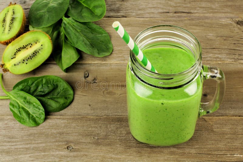 Smoothie vert dans une vue de haut en bas de pot photographie stock Smoothie vert dans une vue de haut en bas de pot photographie stock