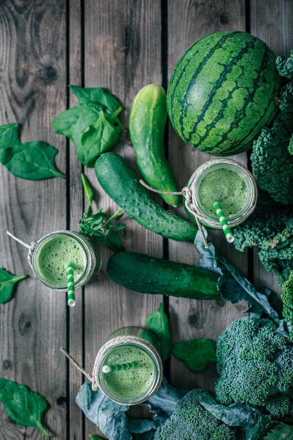 Smoothie vert mélangé avec des ingrédients image libre de droits Smoothie vert mélangé avec des ingrédients image libre de droits