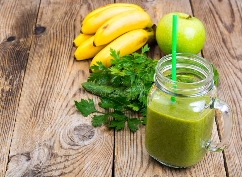 Smoothie vert sain avec la paille dans le pot photos libres de droits Smoothie vert sain avec la paille dans le pot photos libres de droits
