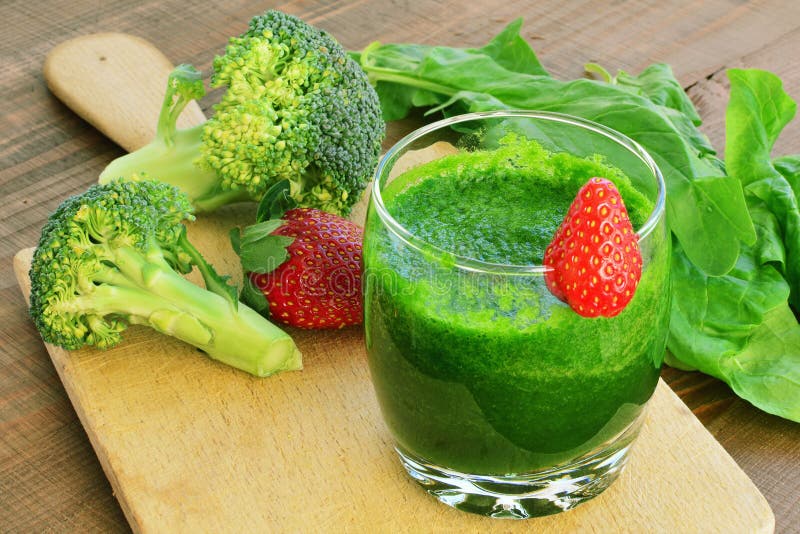 Smoothie végétal vert avec des fraises photo stock Smoothie végétal vert avec des fraises photo stock