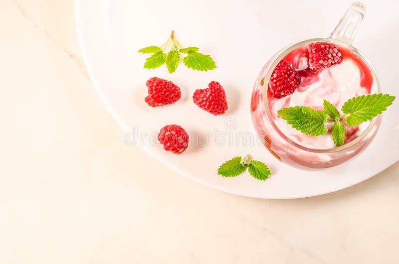 smoothie поленики с мятой/здоровым стеклом завтрака с smoothie или молоком, свежими ягодами и мятой над белизной Взгляд сверху и стоковое фото rf smoothie поленики с мятой/здоровым стеклом завтрака с smoothie или молоком, свежими ягодами и мятой над белизной Взгляд сверху и стоковое фото rf