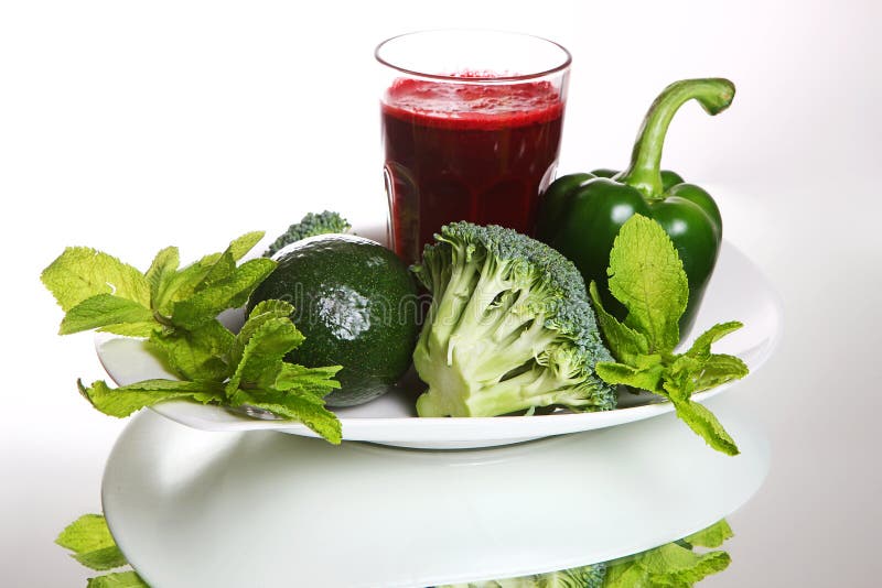 Smoothie бураков в стекле, около свежего брокколи, зеленый перец, авокадо стоковое фото Smoothie бураков в стекле, около свежего брокколи, зеленый перец, авокадо стоковое фото