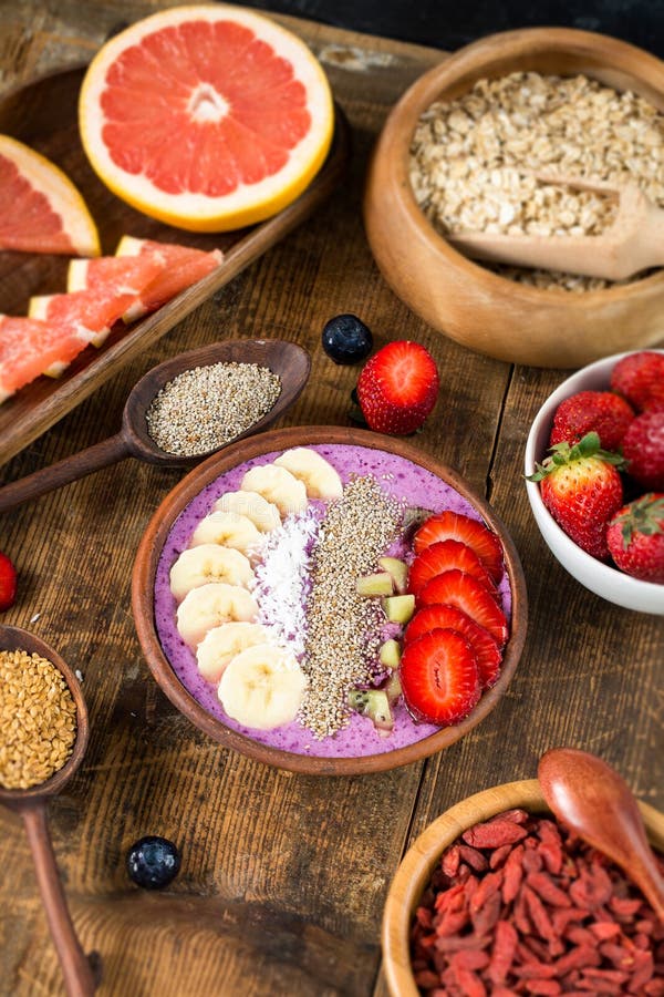 Smoothie голубики и различные superfoods стоковое изображение Smoothie голубики и различные superfoods стоковое изображение