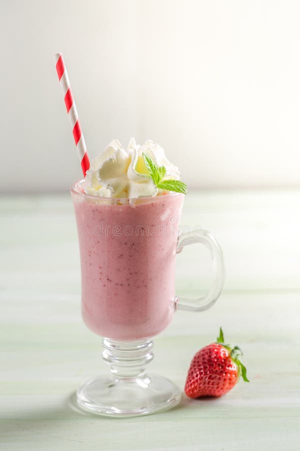Smoothie клубники с взбитой сливк стоковое фото Smoothie клубники с взбитой сливк стоковое фото