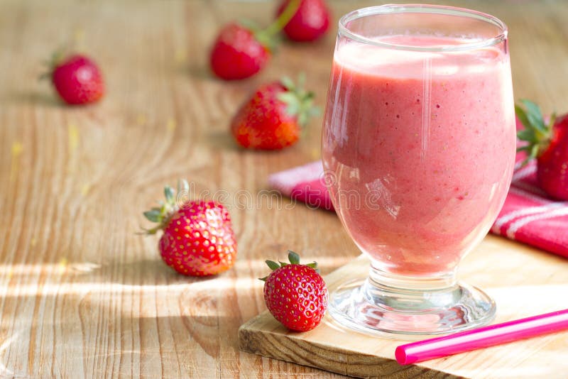 Smoothie клубники с сырцовой свежей ягодой на солнце стоковая фотография rf