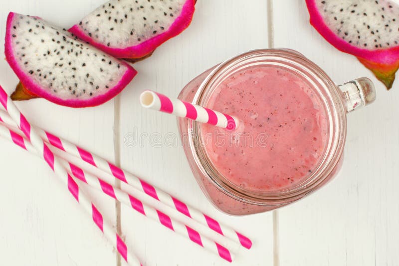 Smoothie плодоовощ дракона в опарнике на белой древесине стоковое изображение Smoothie плодоовощ дракона в опарнике на белой древесине стоковое изображение