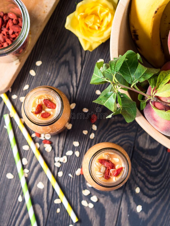 Smoothie тыквы и банана с goji вертикально стоковое изображение Smoothie тыквы и банана с goji вертикально стоковое изображение