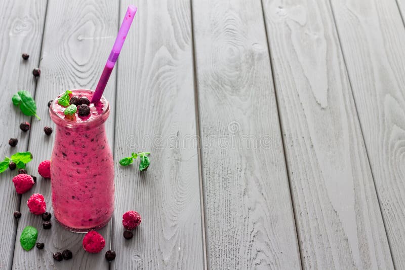 Smoothie ягоды с мятой, голубикой и поленикой, открытым космосом для текста стоковые изображения Smoothie ягоды с мятой, голубикой и поленикой, открытым космосом для текста стоковые изображения