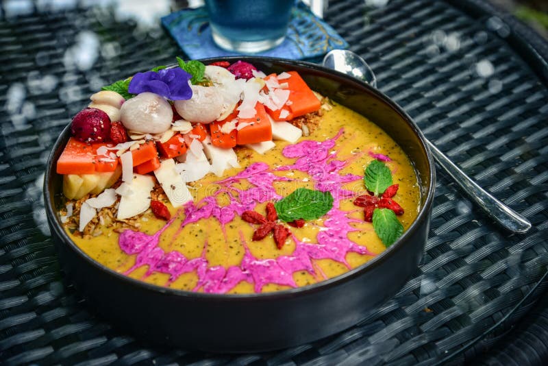 Smoothiebunke med granola royaltyfria foton Smoothiebunke med granola royaltyfria foton