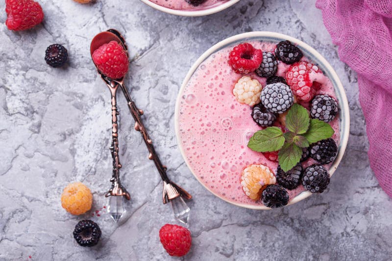 Smoothiekom met bevroren bes royalty-vrije stock fotografie Smoothiekom met bevroren bes royalty-vrije stock fotografie