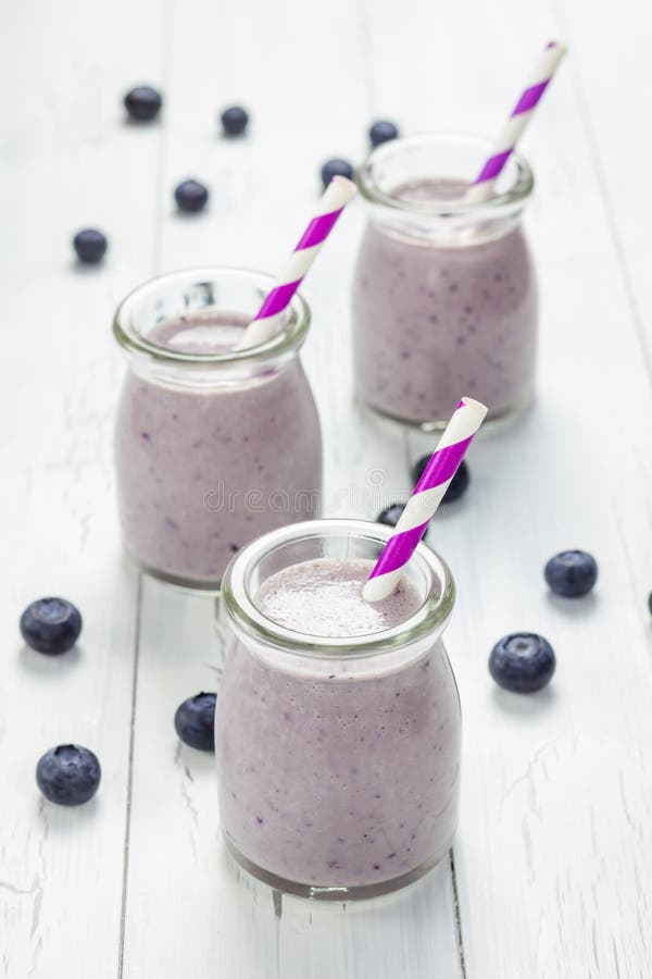 Smoothien med blåbäret, bananen, havre, mandel mjölkar och yoghurten royaltyfri fotografi Smoothien med blåbäret, bananen, havre, mandel mjölkar och yoghurten royaltyfri fotografi