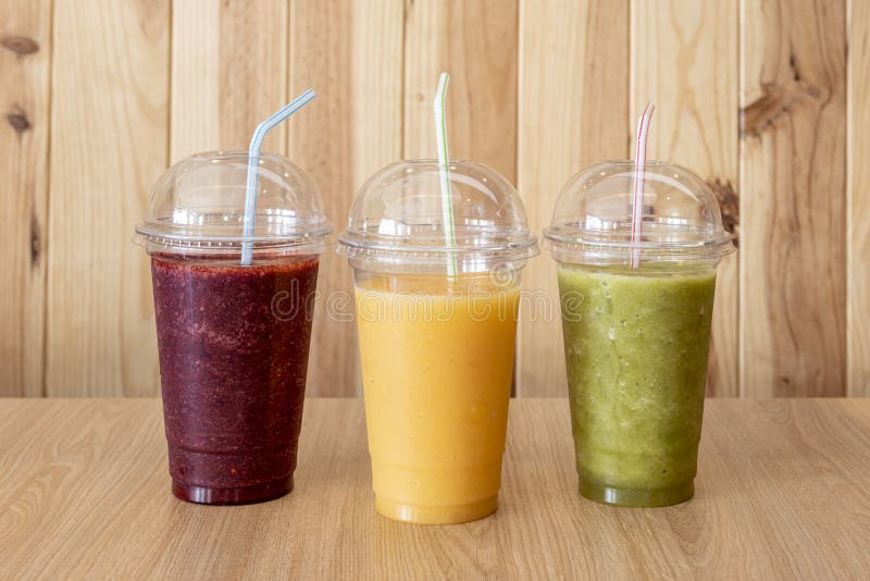 Smoothies asortate o băutură cremoasă nealcoolică obținută din bucăți de fructe stock photography
