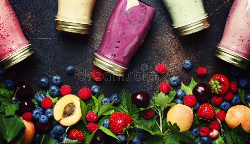 Smoothies colorés sains et utiles de baie avec du yaourt, f frais photos libres de droits Smoothies colorés sains et utiles de baie avec du yaourt, f frais photos libres de droits