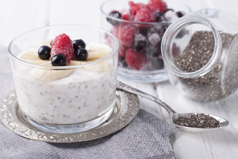 Smoothies con las semillas del chia y escamas de la avena con el plátano y congeladas foto de archivo libre de regalías Smoothies con las semillas del chia y escamas de la avena con el plátano y congeladas foto de archivo libre de regalías