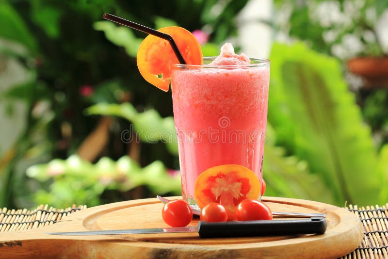 Smoothies de restauración sanos frescos del tomate foto de archivo libre de regalías Smoothies de restauración sanos frescos del tomate foto de archivo libre de regalías