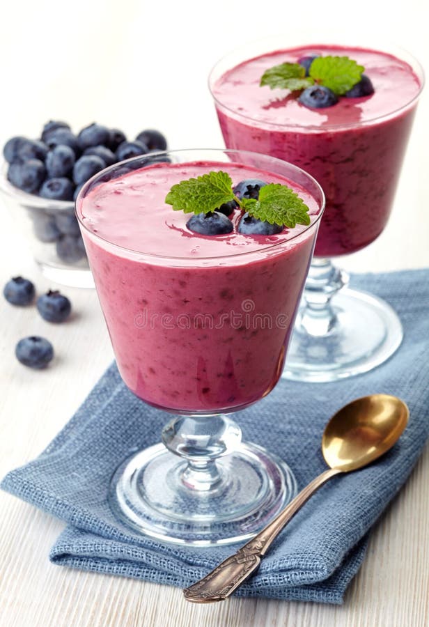 Smoothies del arándano fotografía de archivo libre de regalías Smoothies del arándano fotografía de archivo libre de regalías