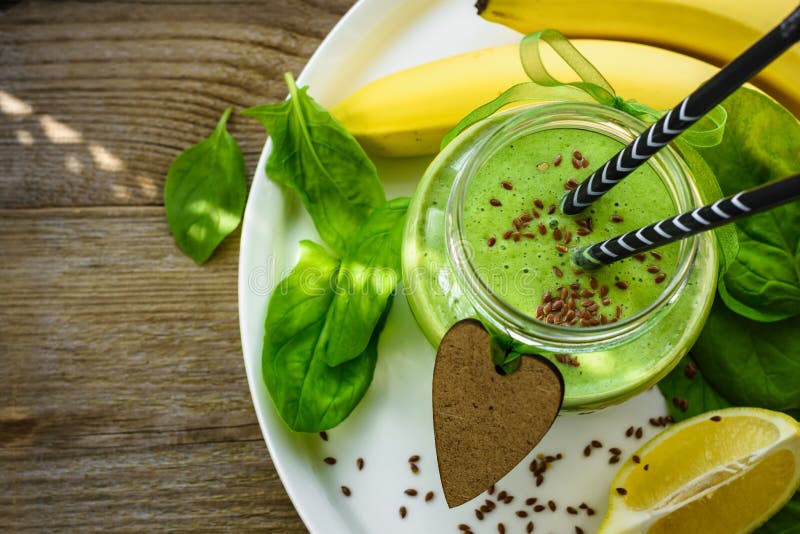 Smoothies verts sains avec les épinards et la banane images libres de droits Smoothies verts sains avec les épinards et la banane images libres de droits