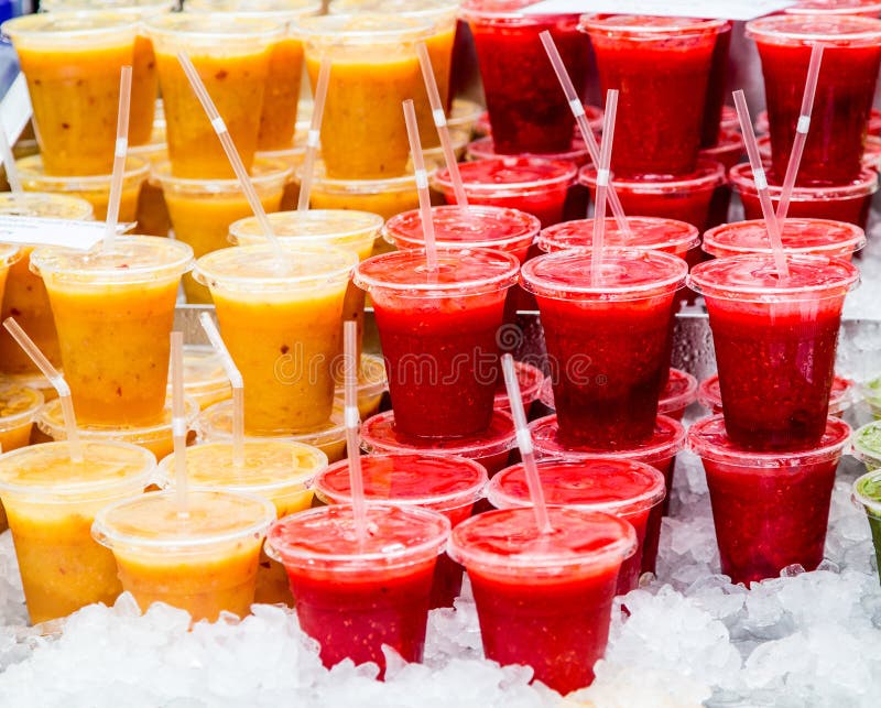Smoothies ананаса и клубники стоковое изображение Smoothies ананаса и клубники стоковое изображение