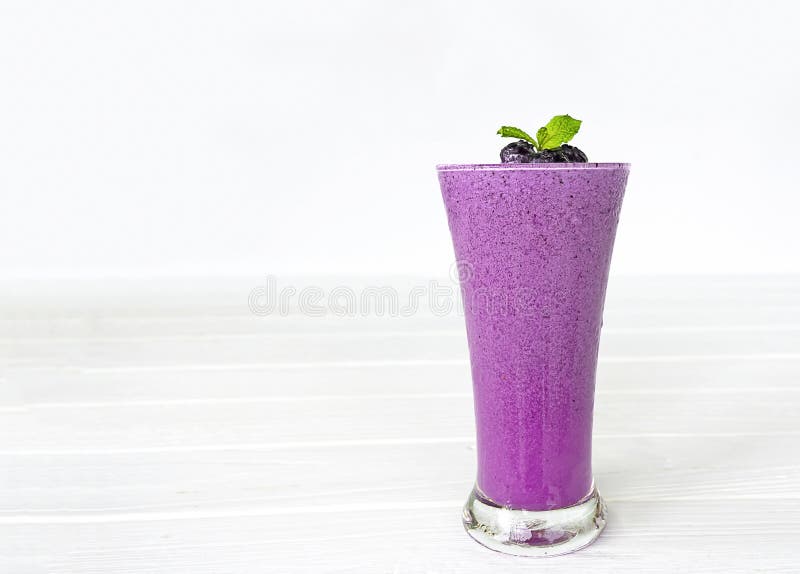 Smoothies голубики, фруктовые соки и голубики на белой деревянной предпосылке Питье в утре для хороших здоровий стоковые изображения Smoothies голубики, фруктовые соки и голубики на белой деревянной предпосылке Питье в утре для хороших здоровий стоковые изображения