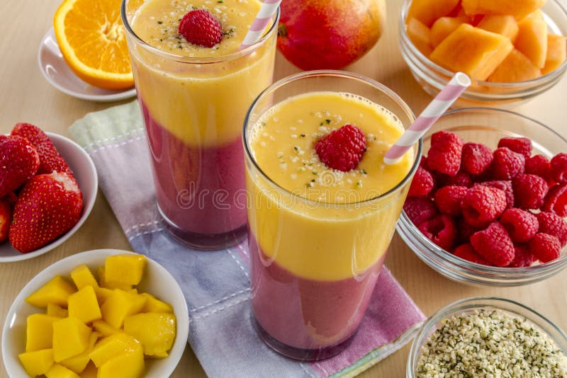 Smoothies клубники поленики манго оранжевые стоковое изображение rf Smoothies клубники поленики манго оранжевые стоковое изображение rf
