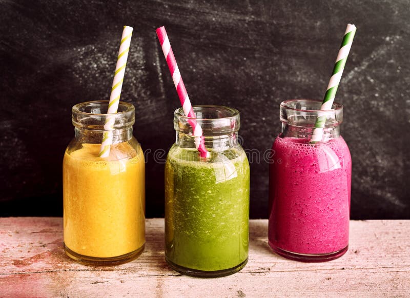 Smoothies фрукта и овоща в опарниках с соломами стоковые изображения rf Smoothies фрукта и овоща в опарниках с соломами стоковые изображения rf