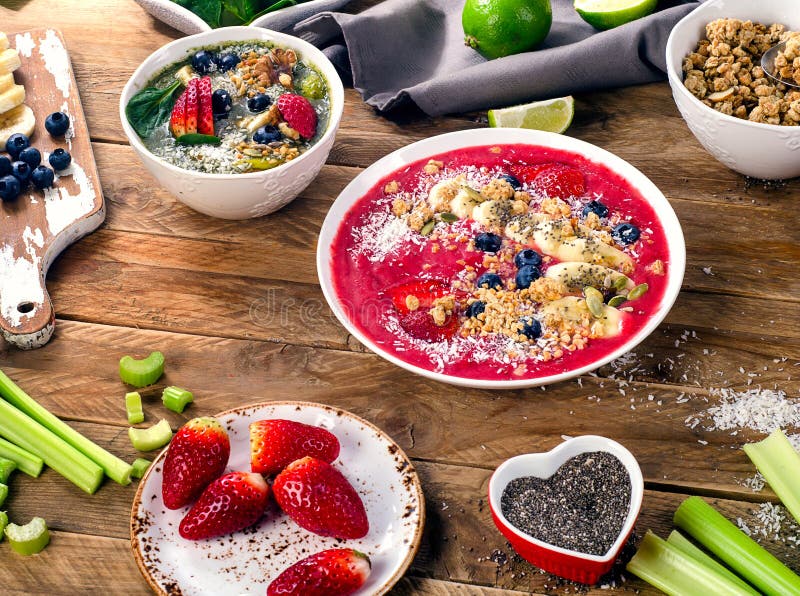 Smoothies ягоды покрыли с бананом, голубиками, muesli для Heal стоковые фотографии rf Smoothies ягоды покрыли с бананом, голубиками, muesli для Heal стоковые фотографии rf