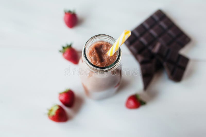Smoothieschokolade mit Erdbeer- oder Milchshake-, natürlichem und organischemgetränk im Glasgefäß lizenzfreies stockfoto Smoothieschokolade mit Erdbeer- oder Milchshake-, natürlichem und organischemgetränk im Glasgefäß lizenzfreies stockfoto