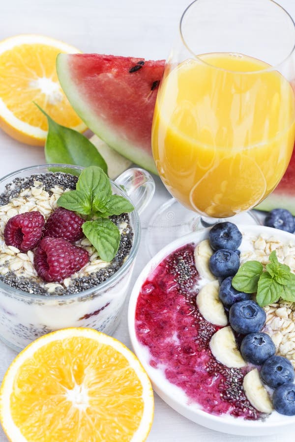 Smoothy Chia och bär royaltyfria bilder Smoothy Chia och bär royaltyfria bilder