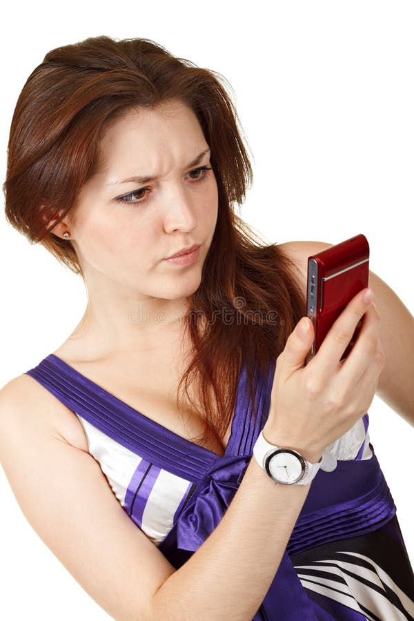 Jovem mulher bonita a ler mensagens fotos de stock royalty free