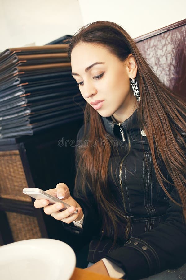 Sms della lettura della donna fotografie stock Sms della lettura della donna fotografie stock