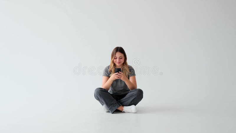 SMS-Nachrichten von Frauen im Internet mit Telefon im weißen Hintergrund stock video