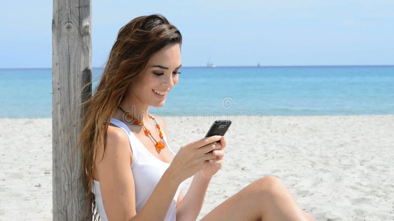 Sms sorridenti della lettura della ragazza in mare