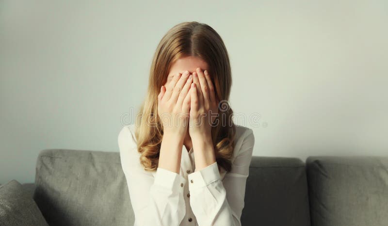 Smutna kobieta płacząca doświadczająca depresji psychicznej zmęczenie stres emocjonalny fotografia stock