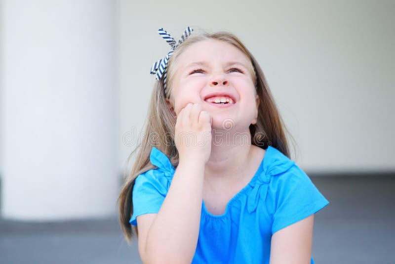 Smutna mała dziewczynka z długim blondynu cierpieniem od toothache zdjęcie royalty free Smutna mała dziewczynka z długim blondynu cierpieniem od toothache zdjęcie royalty free