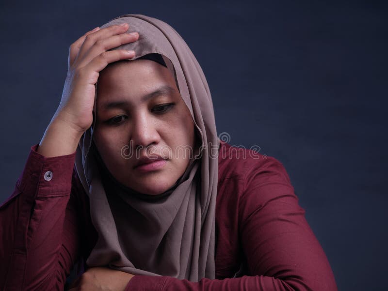 Smutna Przygnębiona Muzułmańska kobieta