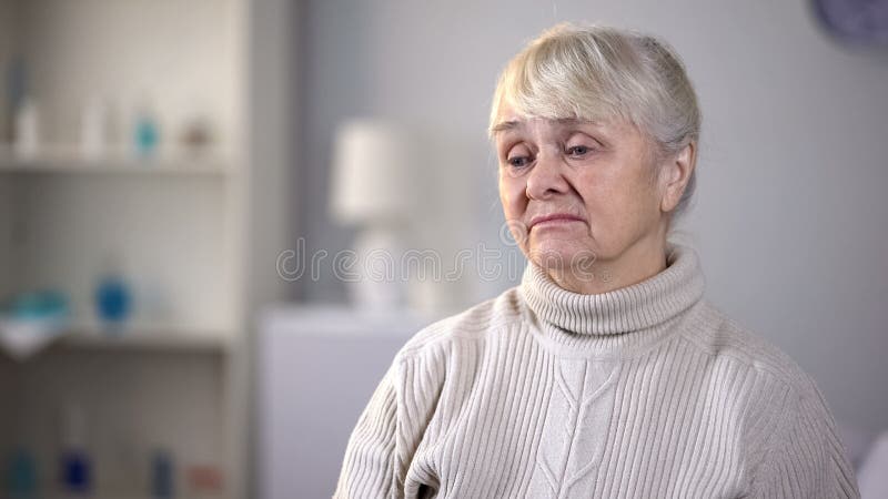 Smutna starsza kobieta siedzi samotnie w ?ywym pokoju, my?le? o problemach zdrowotnych zdjęcie stock Smutna starsza kobieta siedzi samotnie w ?ywym pokoju, my?le? o problemach zdrowotnych zdjęcie stock