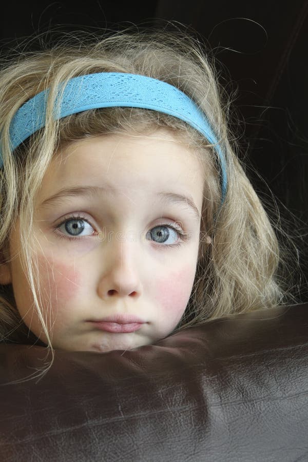 Smutny błękit Przyglądająca się mała dziewczynka