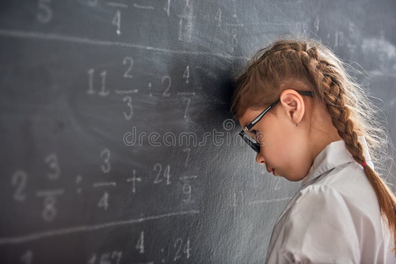 Smutny dziecko blisko blackboard zdjęcia stock Smutny dziecko blisko blackboard zdjęcia stock