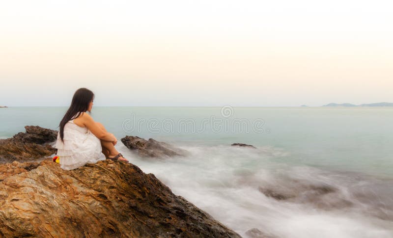 Smutny i przygnębiony kobiety obsiadanie fotografia stock Smutny i przygnębiony kobiety obsiadanie fotografia stock