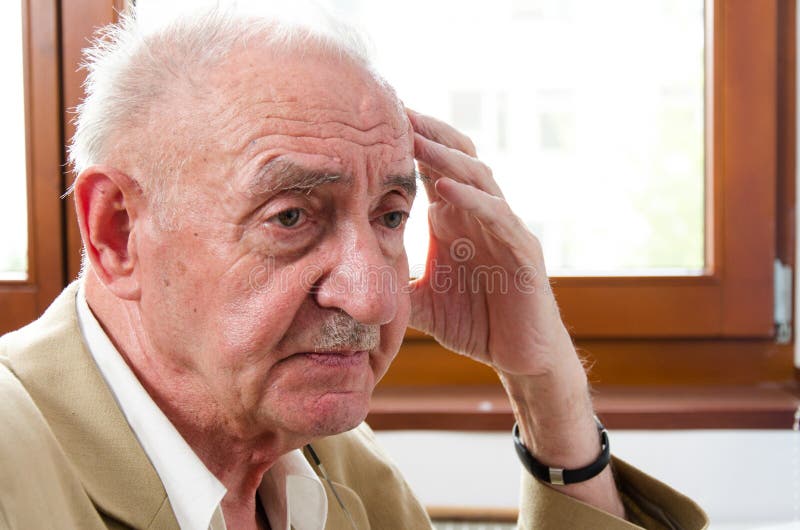 Smutny osamotniony stary człowiek fotografia stock Smutny osamotniony stary człowiek fotografia stock