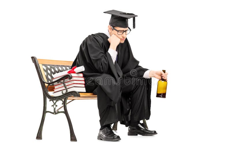 Smutny szkoła wyższa absolwent pije alkohol sadzającego na ławce