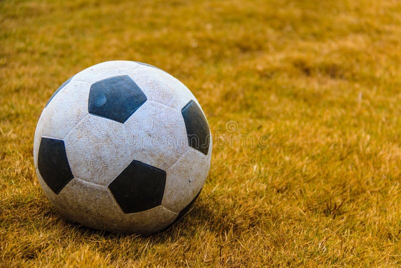 Smutsig fotbollboll royaltyfria bilder Smutsig fotbollboll royaltyfria bilder