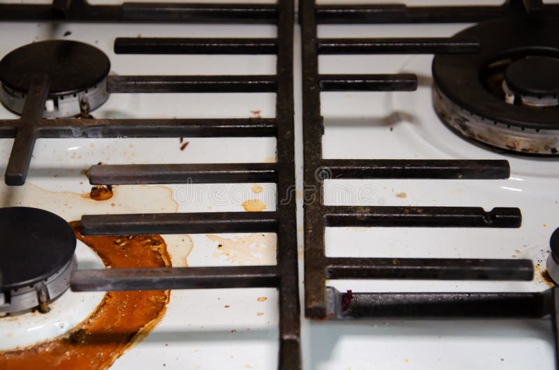 Smutsig gasspets i köket med kopieringsutrymme. vit yta på spaltspalten i torkade, brända fettbitar med gasbrännare. begrepp arkivbilder
