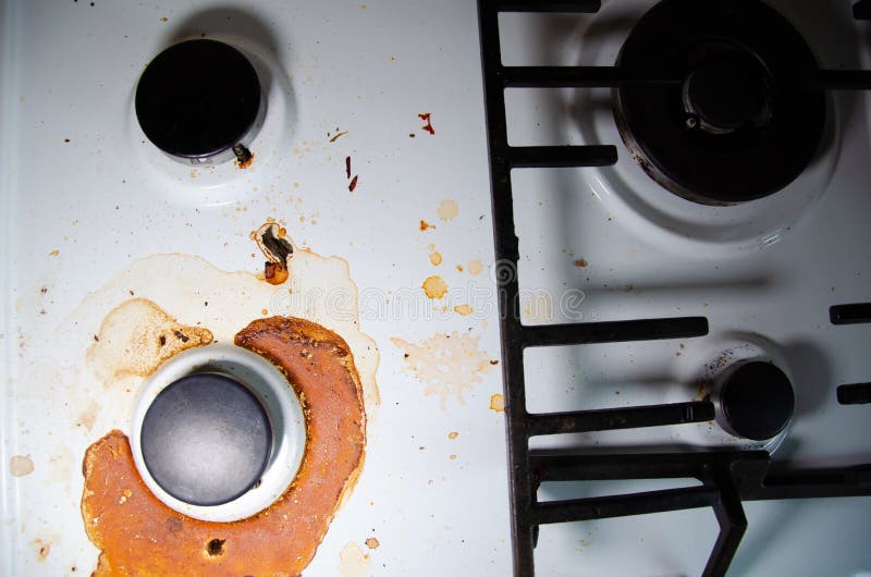 Smutsig gasspets i köket med kopieringsutrymme. vit yta på spaltspalten i torkade, brända fettbitar med gasbrännare. begrepp arkivbilder