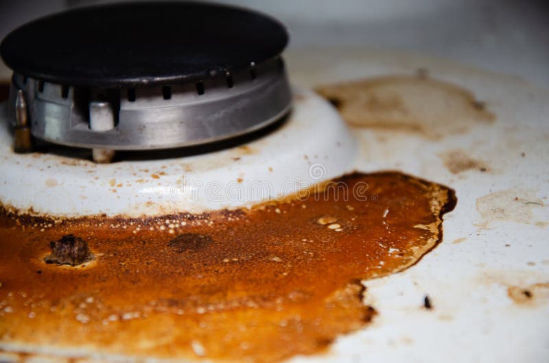 Smutsig gasspets i köket med kopieringsutrymme. vit yta på spaltspalten i torkade, brända fettbitar med gasbrännare. begrepp royaltyfria bilder